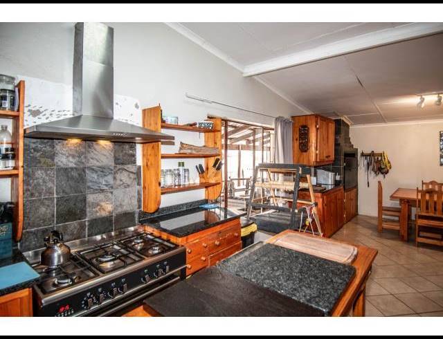 6 BEDROOM HOUSE FOR SALE IN WHITE RIVER EXT 18